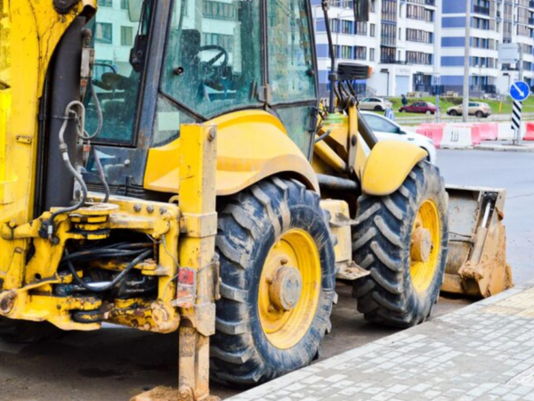 Paralamas Caterpillar quebrado: o risco de operar sem e a solução pra não parar