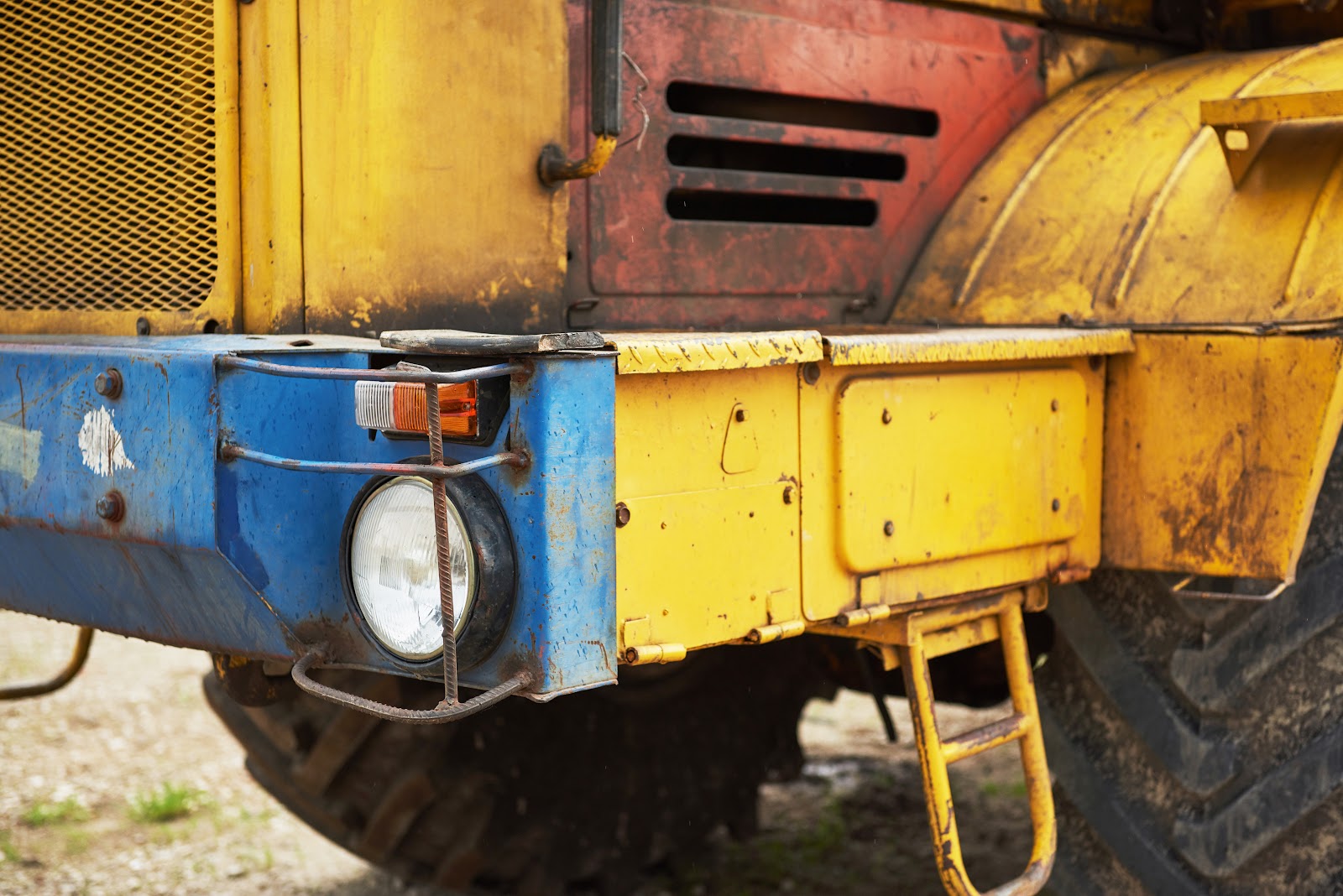 Tampas laterais Caterpillar originais custam caro demais? Conheça a alternativa com a mesma qualidade